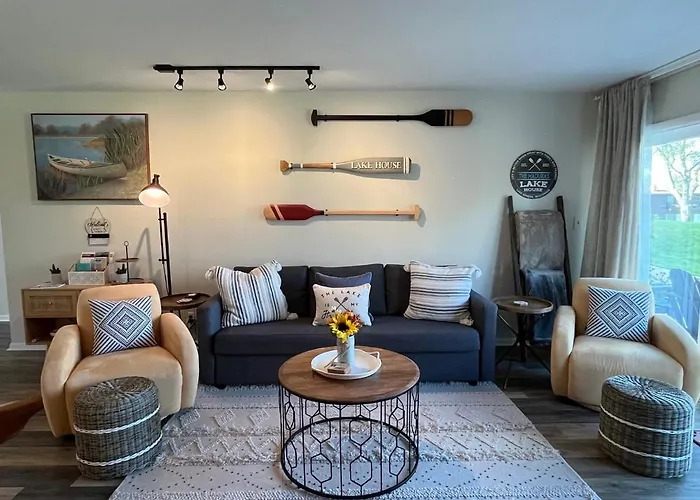 Newly Updated Modern, Spacious, And Cozy Condo- Right On The Lake!