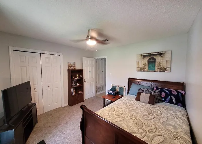 Bedroom Four Minutes From Beach