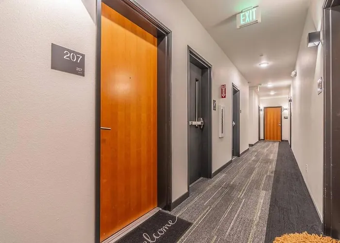 Central District Condo | Modern| Rooftop