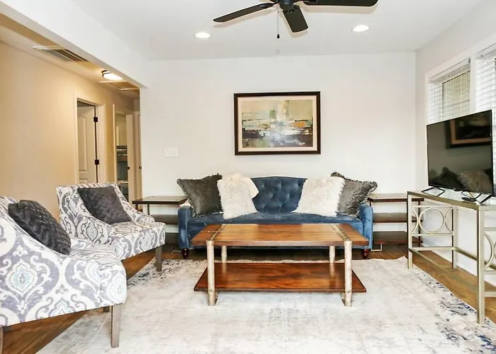 Three Bedroom Outdoorsy Escape In Huntersville
