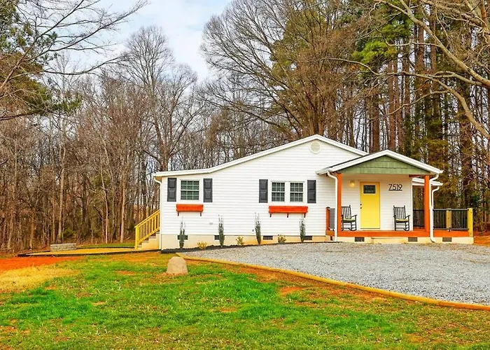 Three Bedroom Outdoorsy Escape In Huntersville