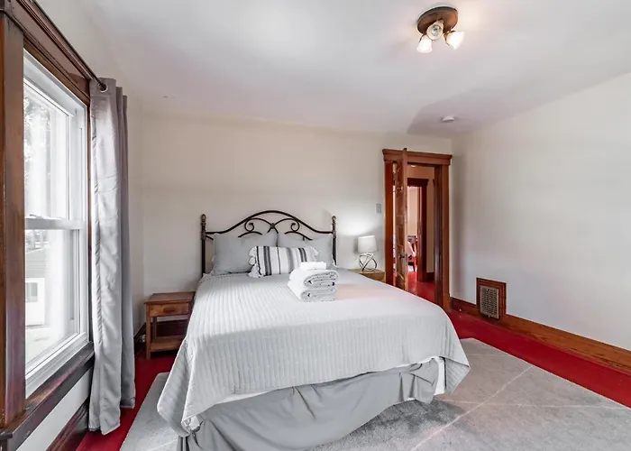 Walk To Downtown Kent - 3 Bedroom House W Patio & Yard