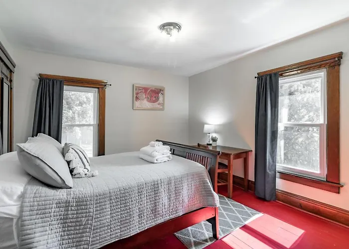 Walk To Downtown Kent - 3 Bedroom House W Patio & Yard