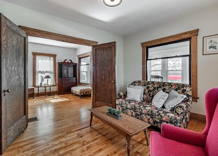 Walk To Downtown Kent - 3 Bedroom House W Patio & Yard