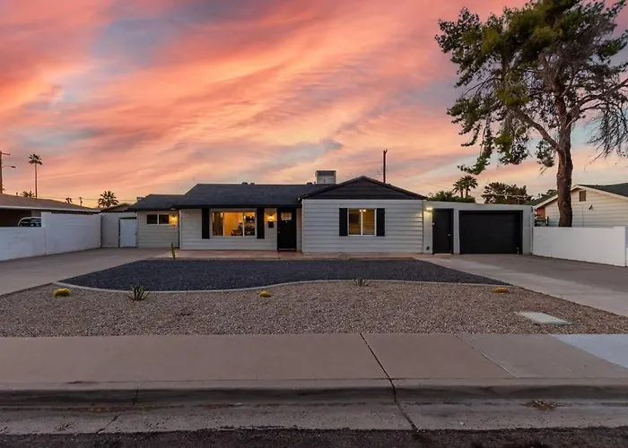 New Midtown Modern Studio With Backyard