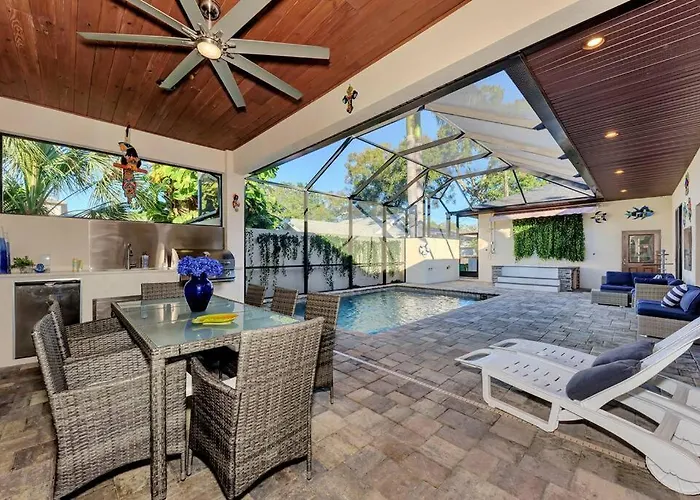 Courtyard Home With Pool, Spa & Sauna Close To Beach & City Center