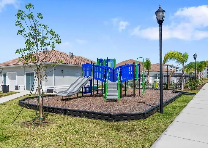 Sophisticated 3Bd/2Ba Retreat: Pool, Gym, Laundry