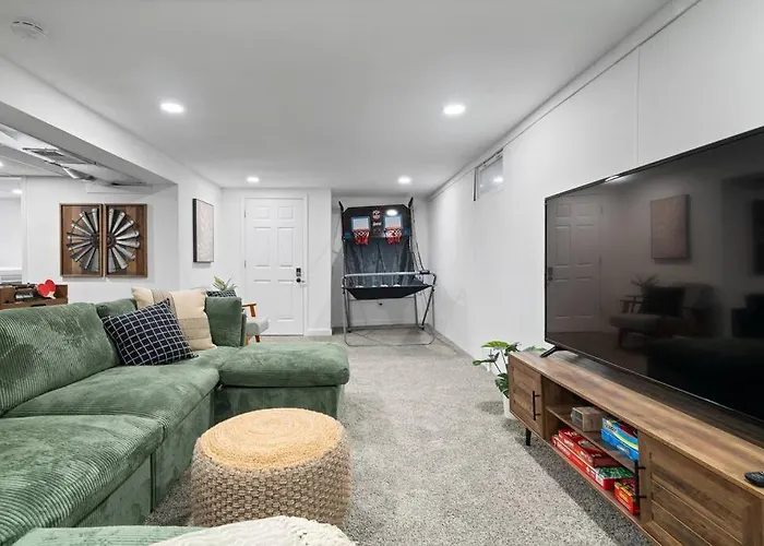 Urban Oasis Cozy Home Near Downtown With Game Room And Firepit