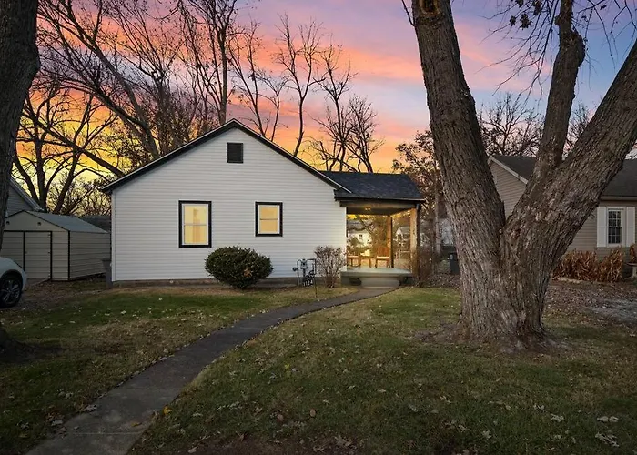 Urban Oasis Cozy Home Near Downtown With Game Room And Firepit