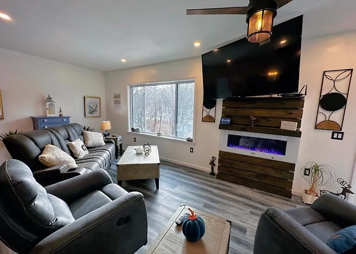 37Pa Superbly Appointed Riverfront Home In Littleton! Skiing, Hiking, Firepit, Wifi!