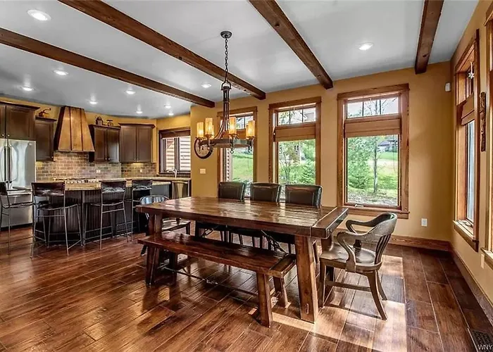 Luxurious Chalet! Hot-Tub, Bonfire & Ideal Location For Skiing & Town