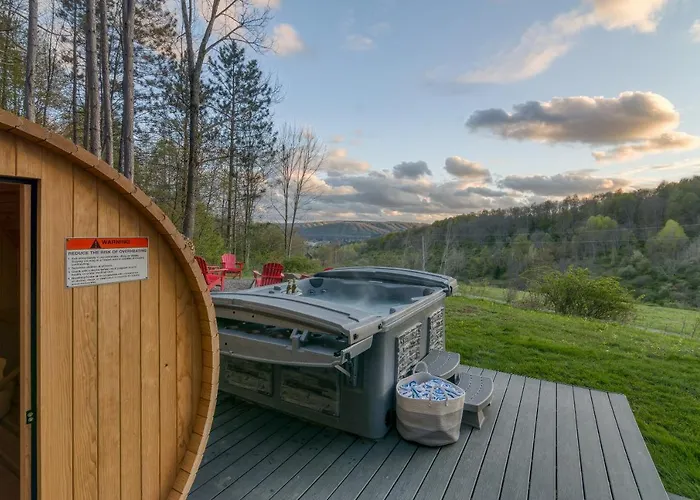 New & Stunning Chalet! Reno'D, Hot-Tub, Barrel Sauna, Slope Views, Fire Pit