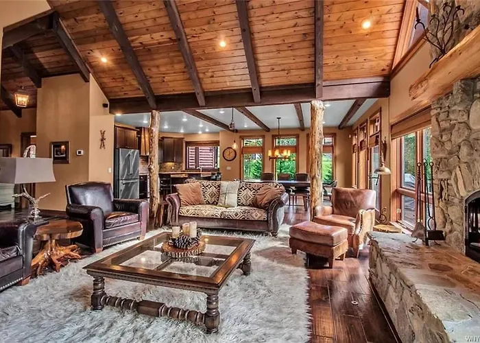 Luxurious Chalet! Hot-Tub, Bonfire & Ideal Location For Skiing & Town