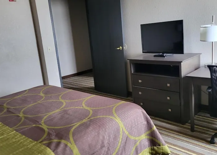 Super 8 By Wyndham Aurora/Naperville Area