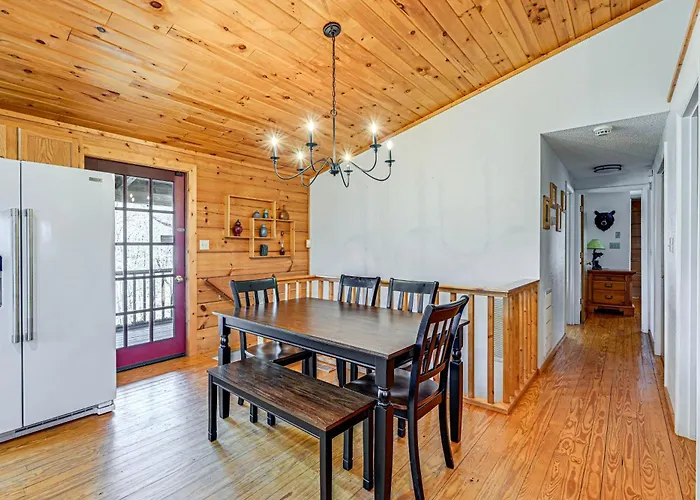 Bryson City Cabin W/ Hot Tub, Views & Pool Table!