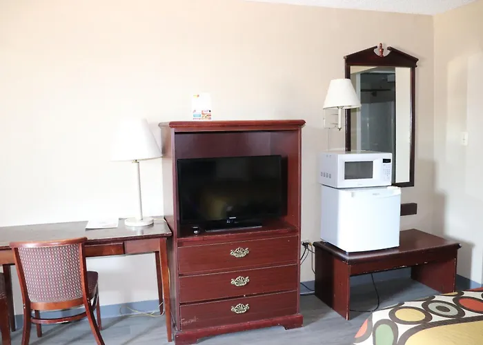 Super 8 By Wyndham Clarksville East