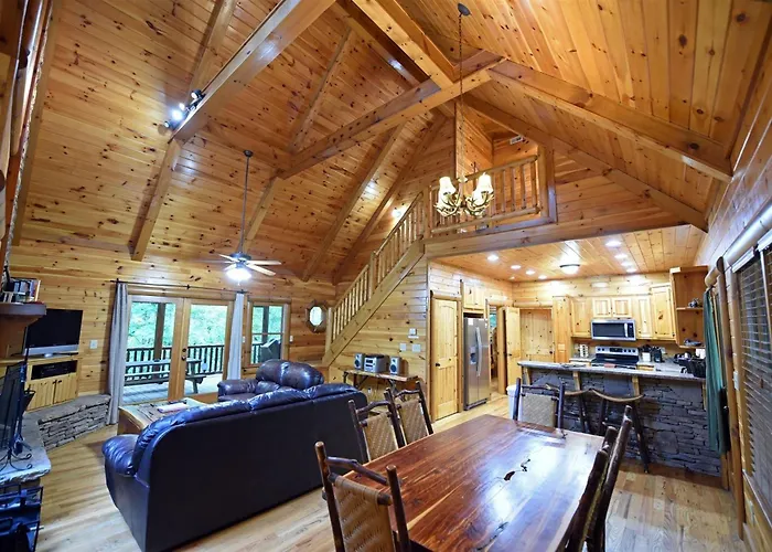 Safe Haven-Hot Tub-Wifi- Pool Table, Fireplace. Foosball, Free Activities