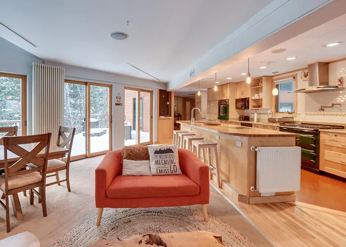 White Mountain Escape W/ Separate In-Law Suite!