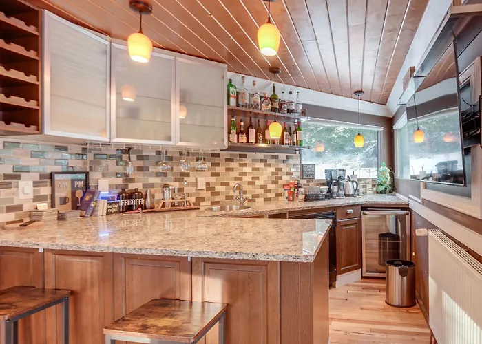 White Mountain Escape W/ Separate In-Law Suite!