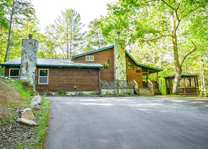 3Br Luxury Cabin • Hot Tub, Sauna • Pet Friendly
