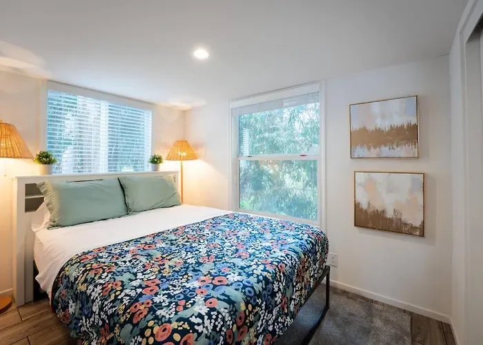 Coastal Tiny House 2 Queen Beds Low Loft