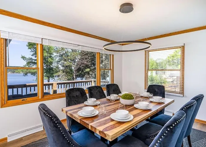 5Br Lakefront Getaway With Hot Tub