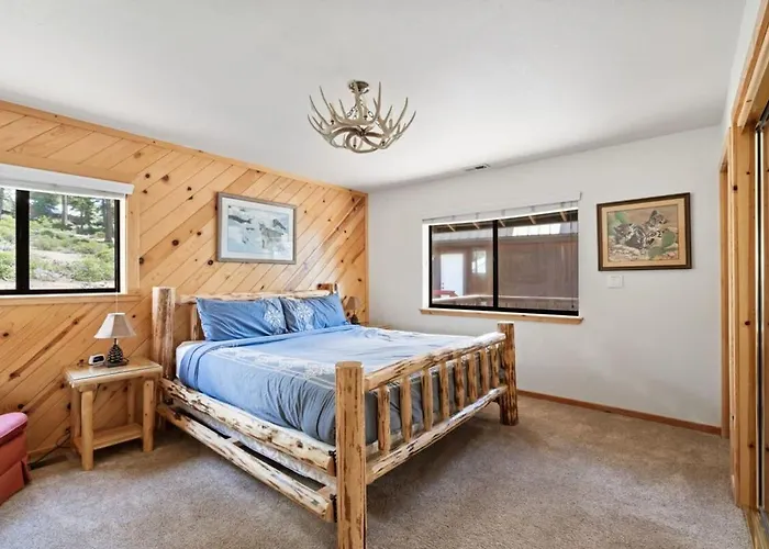Cozy 3Bdr - 1 Minute To The Beach!