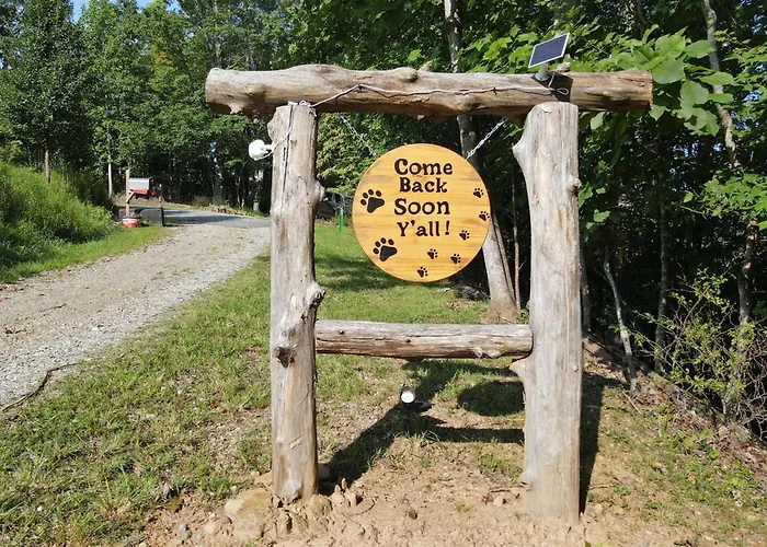 Hot Tub- Pets Ok -Wi-Fi, Large Deck Area, Dog Run