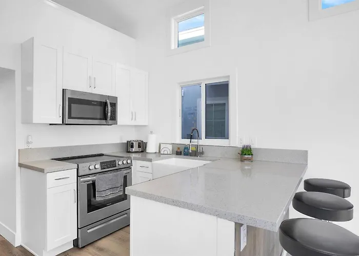Tiny Home On Waterfront, Bay Views, Deck, Pool