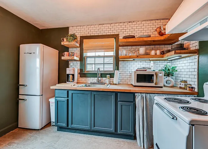 Chic Elizabethtown Apartment: Walk To Downtown!