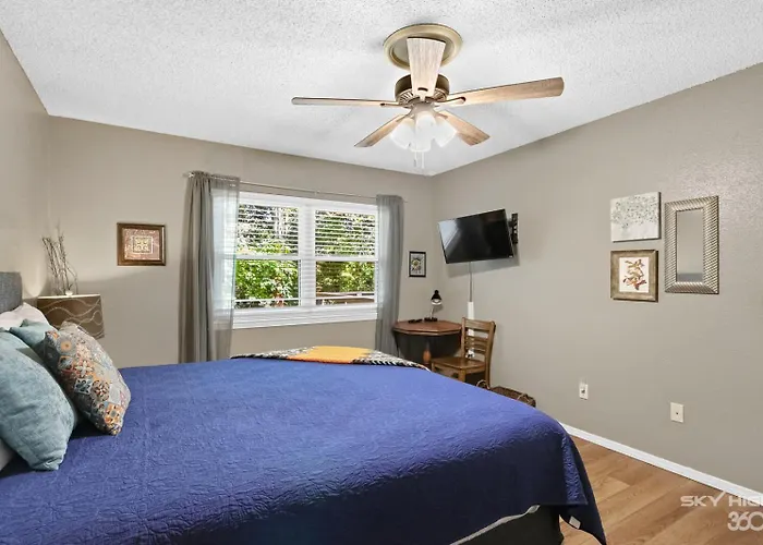 Wooded, Quiet Cottage, Very Close To The Back 40