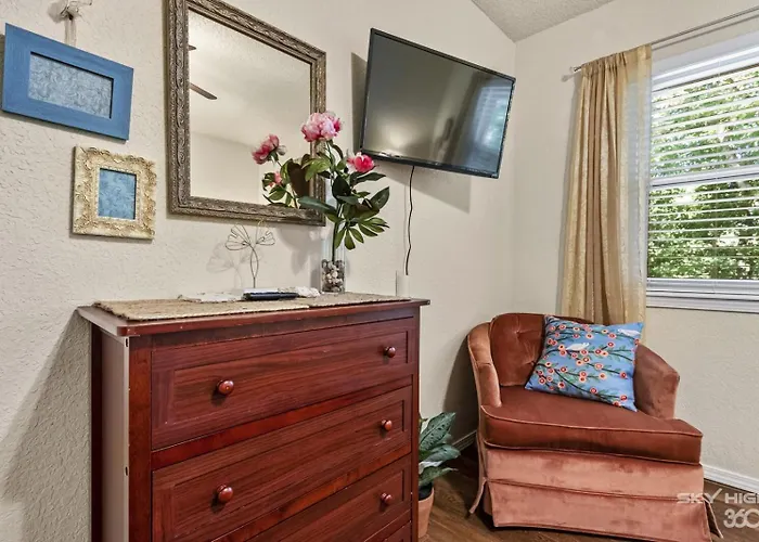 Wooded, Quiet Cottage, Very Close To The Back 40