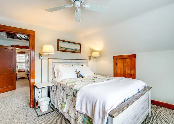 'Aj'S Retreat' W/ Deck: Walk To Lake Michigan!