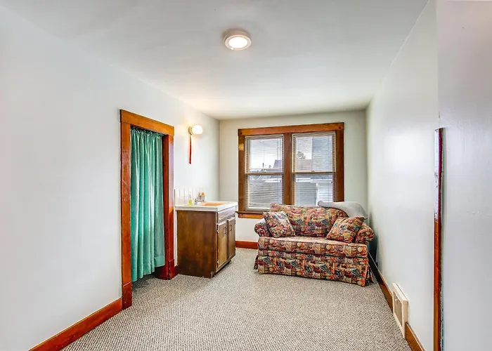 'Aj'S Retreat' W/ Deck: Walk To Lake Michigan!