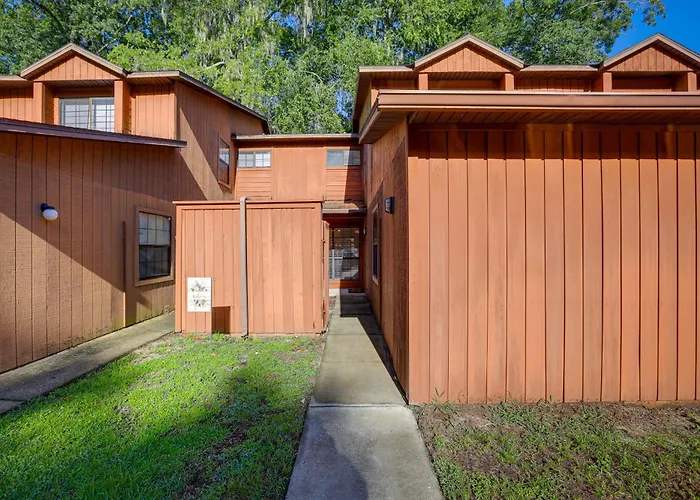 3 Mi To Uf: Townhome W/ Patio In Gainesville!