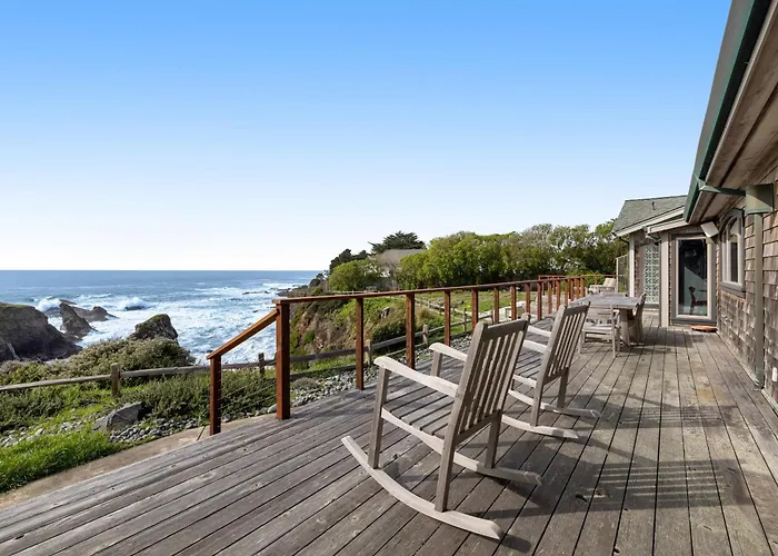 Luxe Remodeled Oceanfront Home On The Bluff