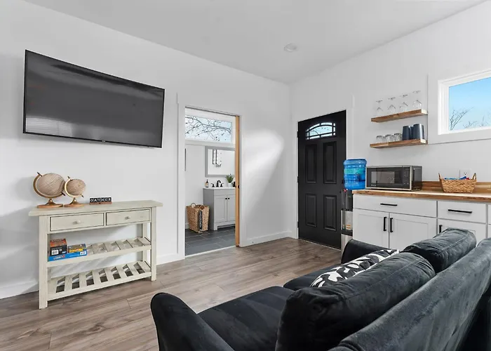 Hidden Cottage Mins To Main St And Sleeps 4