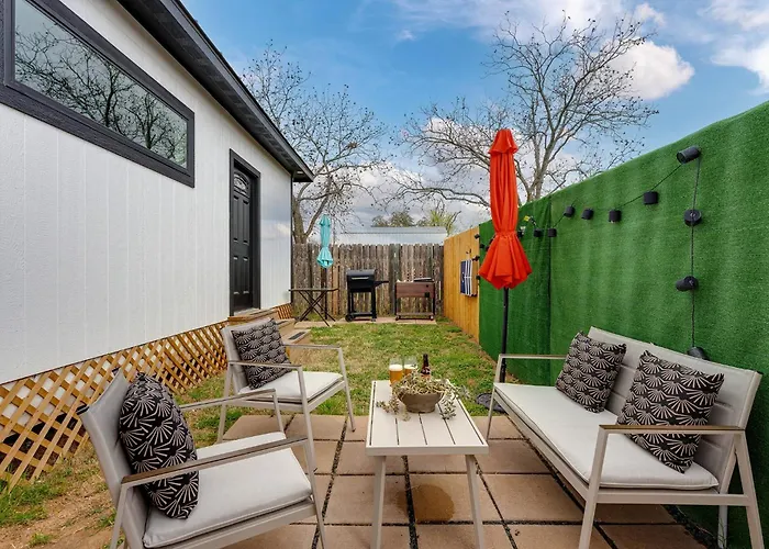 Hidden Cottage Mins To Main St And Sleeps 4
