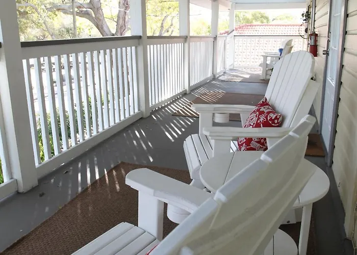 2 Bedroom Apt Overlooking Dunedin Town Square No Kids, No Pets