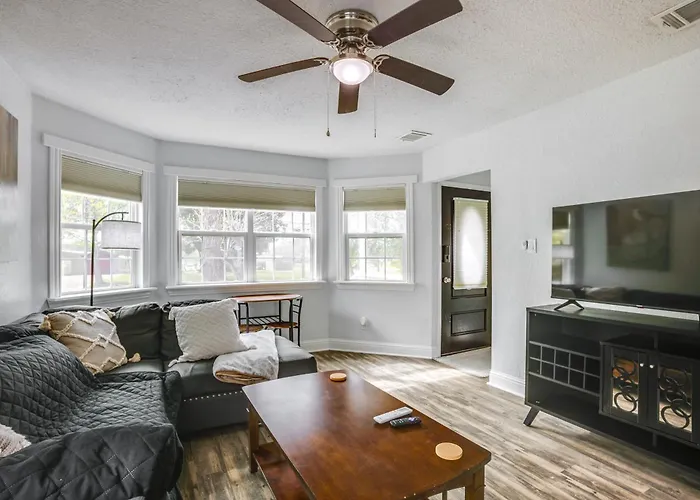 < 1 Mi To Downtown Conroe: Charming Apartment