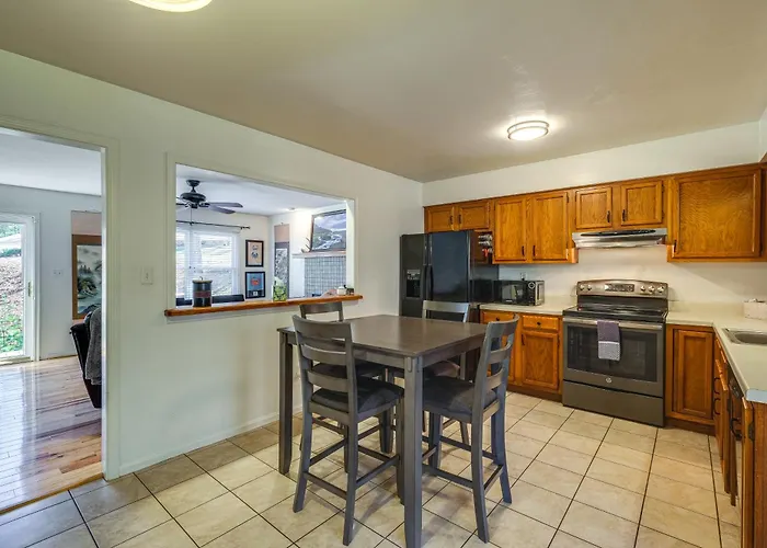 Pet-Friendly Roanoke Home W/ Fire Pit + Grill!