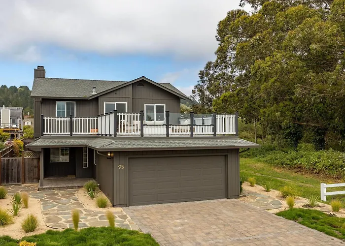 Seaside Home Modern Retreat With Breathtaking Views And Beachside Charm