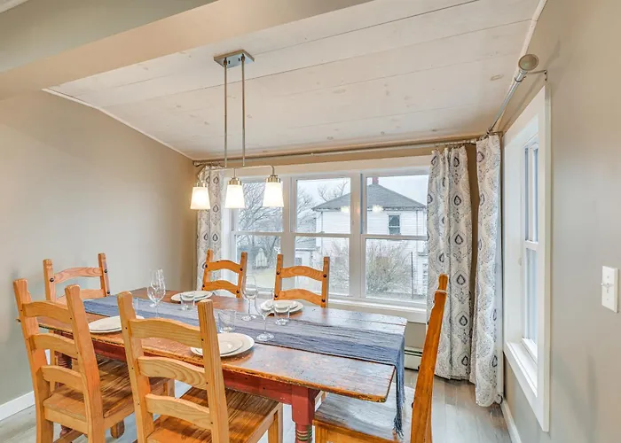 Cozy Maine Getaway: Covered Deck, Walk To Beach!