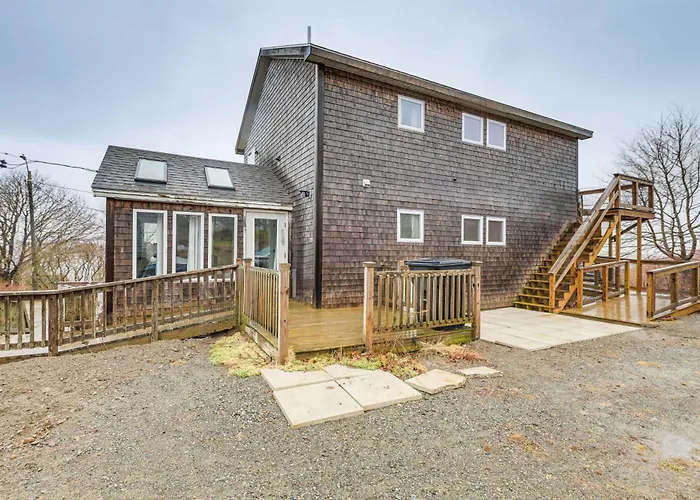 Cozy Maine Getaway: Covered Deck, Walk To Beach!