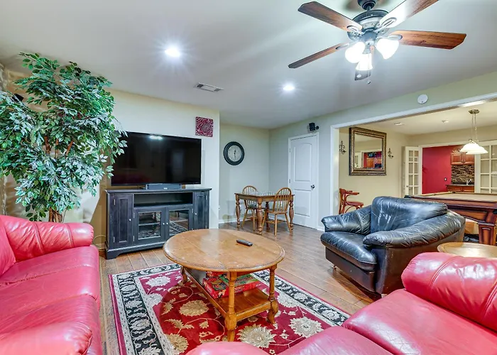 Pool Table & Patio: Cozy Lawrenceville Apt