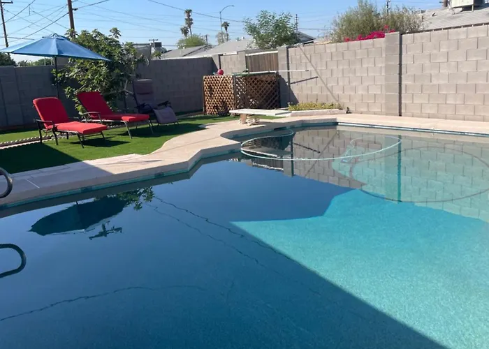 Cozy Home With Sparkling Pool/Pet Friendly