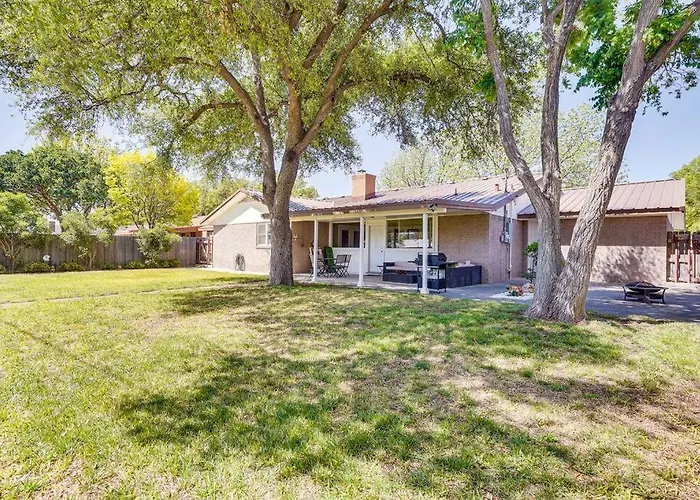 Hot Tub - Beautifully Renovated Home In West Texas