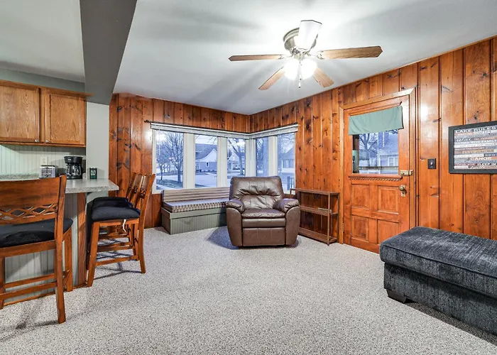 Clear Lake Vacation Rental: Walk To Town / Beach!