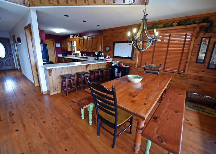 Over The Moon-Hot Tub, Pets Friendly, Wifi, Gameroom. Mountain View, Wet Bar,