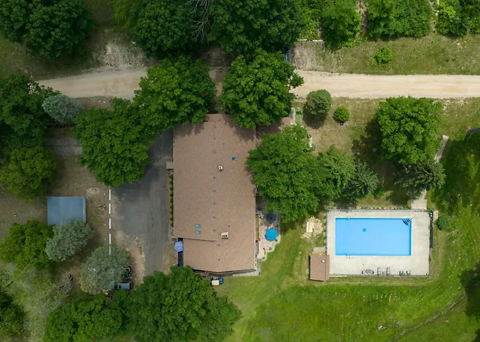 4Br Spacious Condo, Private Lake Mi Beach Access, Outdoor Heated Pool
